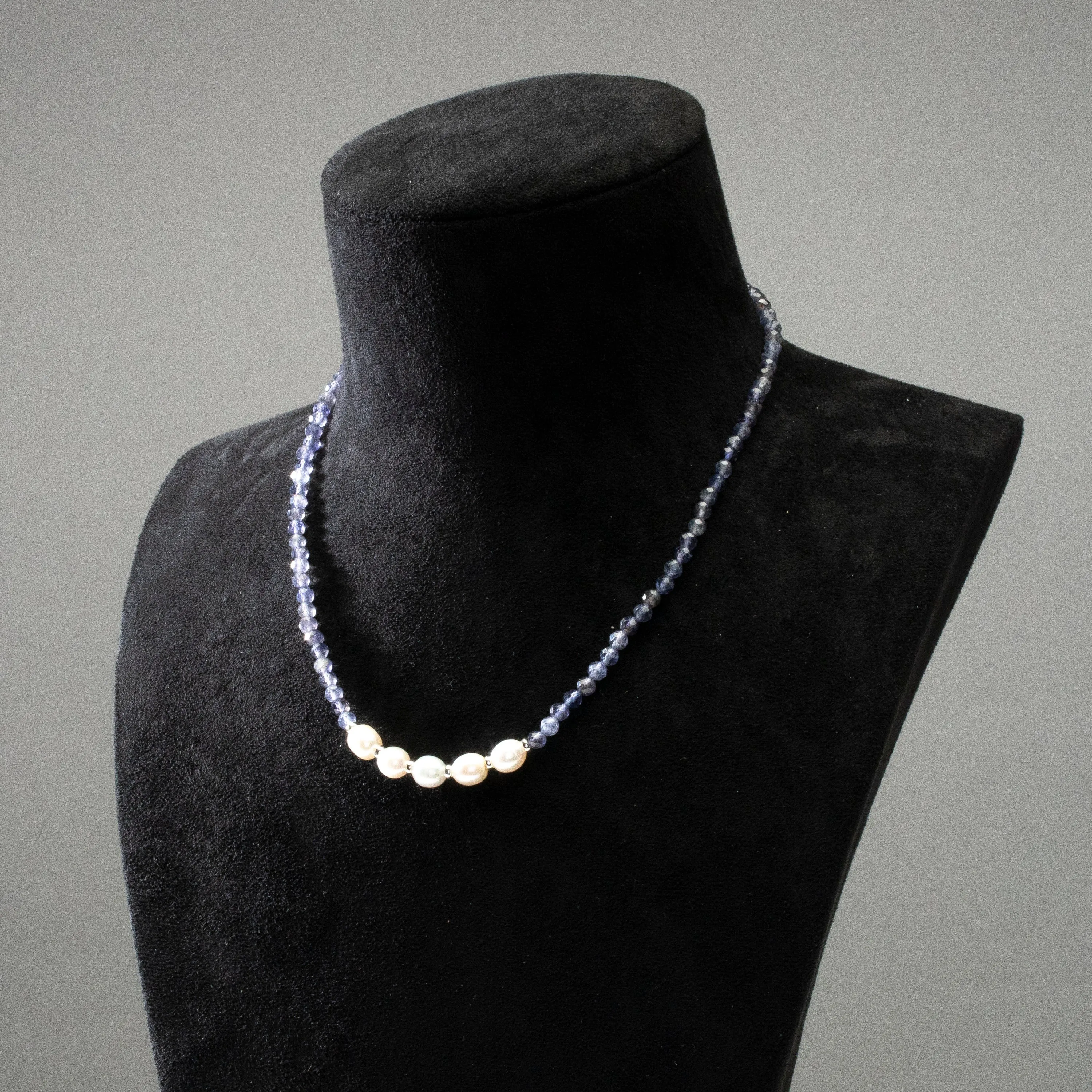 4mm Faceted Iolite Bead Necklace with 5 Pearls with 925 Silver Clasp