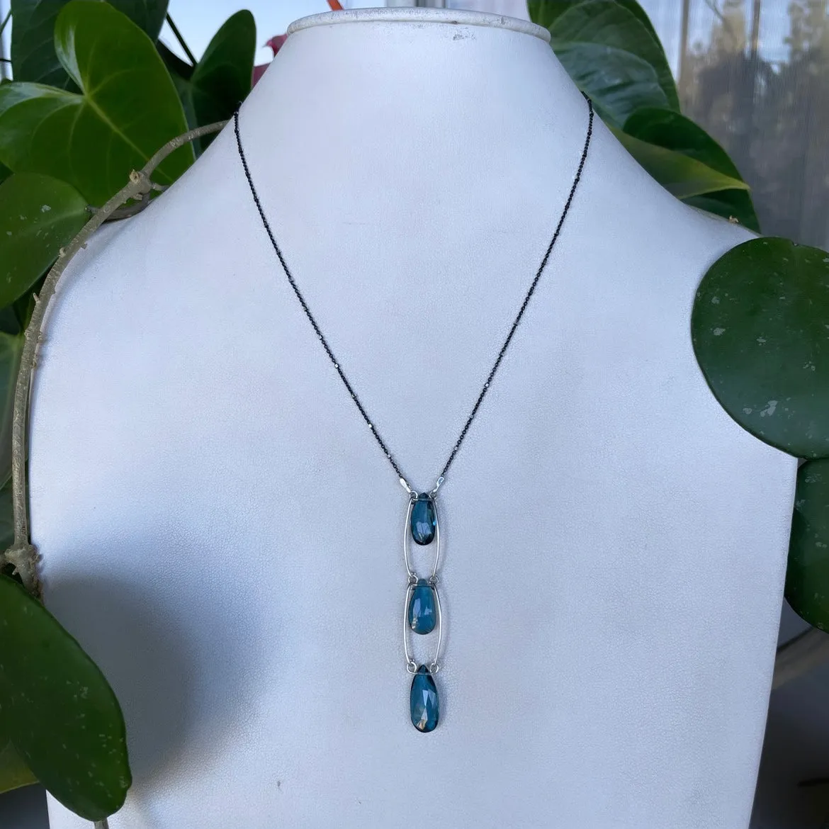 Oxi step up London blue topaz necklace